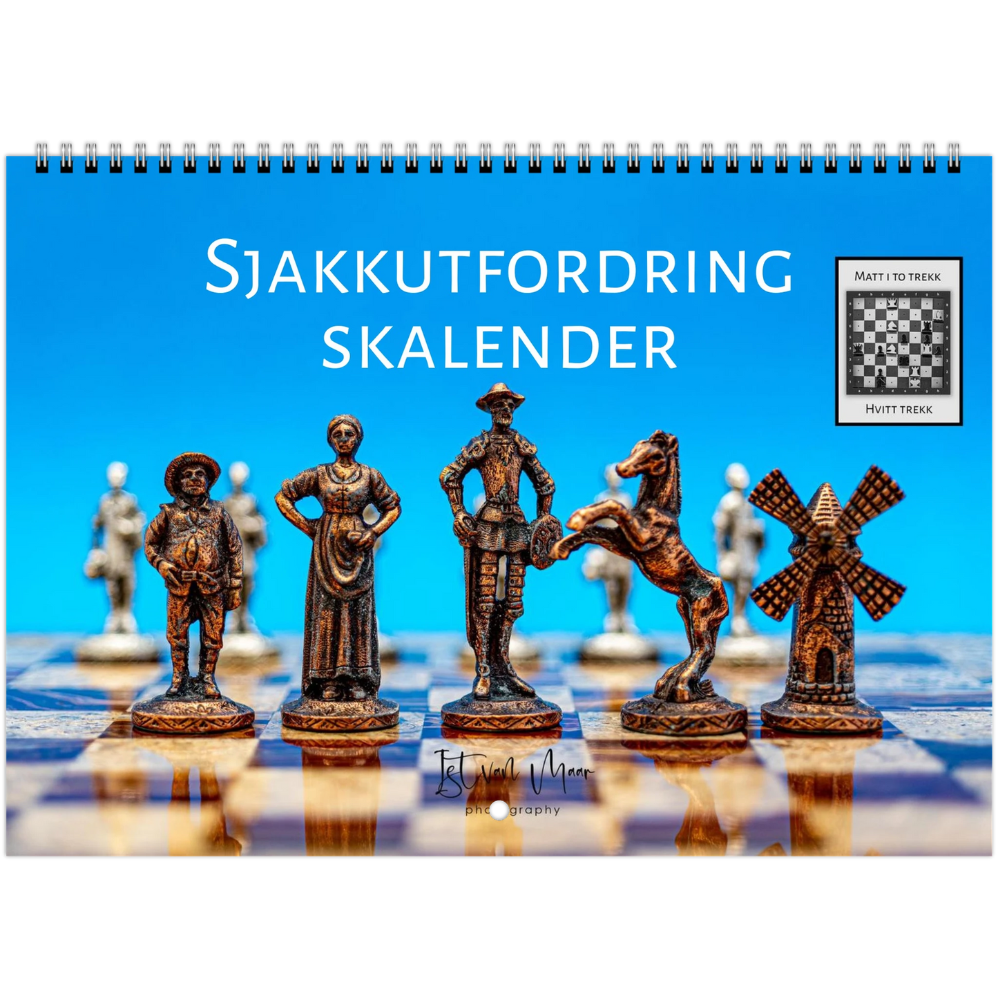 A spiral-bound calendar titled 'SJAKKUTFORDRING SKALENDER' on a bright blue cover, featuring bronze-colored chess pieces on a chessboard. A small inset shows a completed chessboard with the text 'MATT TO TREKK' and 'HUIT TEEK'.