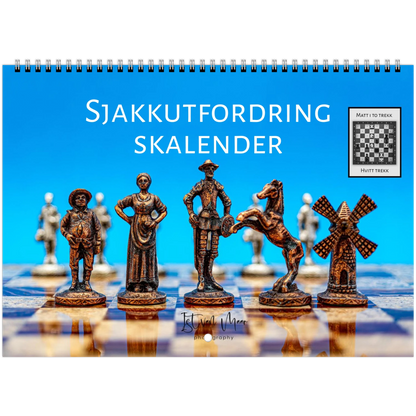A spiral-bound calendar titled 'SJAKKUTFORDRING SKALENDER' on a bright blue cover, featuring bronze-colored chess pieces on a chessboard. A small inset shows a completed chessboard with the text 'MATT TO TREKK' and 'HUIT TEEK'.