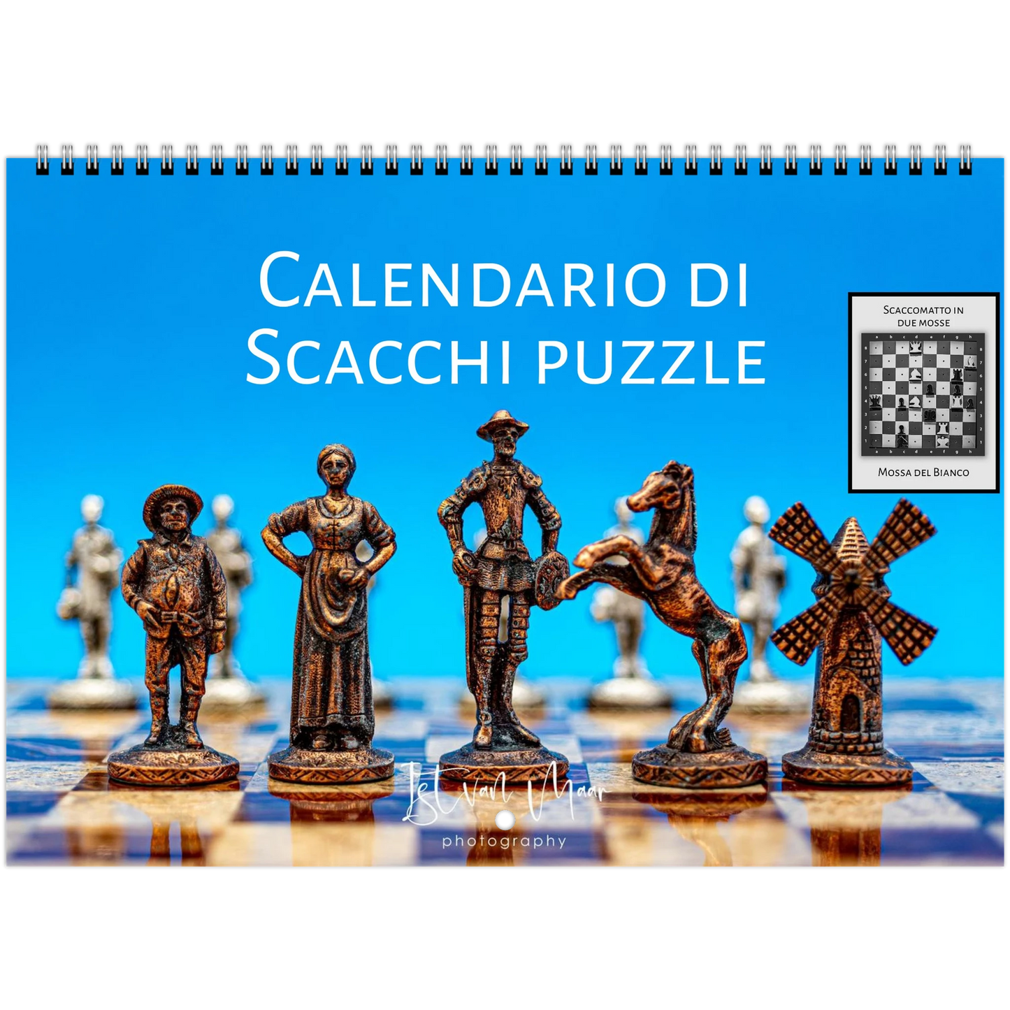 A spiral-bound wall calendar titled 'CALENDARIO DI SCACCHI PUZZLE' featuring chess-themed imagery, including metallic chess pieces on a checkered board against a bright blue background, with a small inset showing the puzzle design.