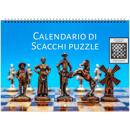 A spiral-bound wall calendar titled 'CALENDARIO DI SCACCHI PUZZLE' featuring chess-themed imagery, including metallic chess pieces on a checkered board against a bright blue background, with a small inset showing the puzzle design.