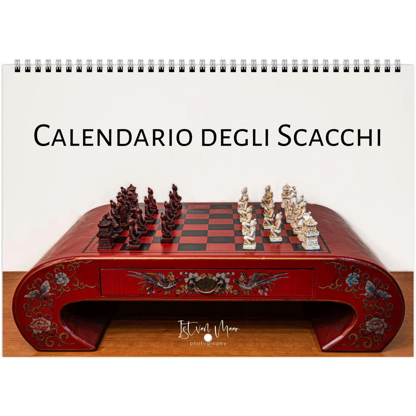 Calendario degli Scacchi 2027 di Istvan Maar Photography — set di scacchi in lacca cinese su tavolo rosso ornamentato