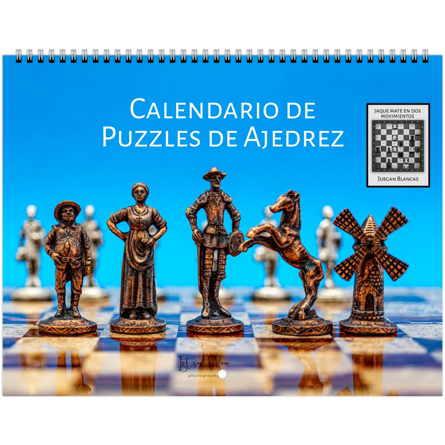A spiral-bound wall calendar cover titled 'CALENDARIO DE PUZZLES DE AJEDREZ' on a bright blue background, featuring chess pieces and a chess puzzle. The product is shown front-on against a clean white backdrop.