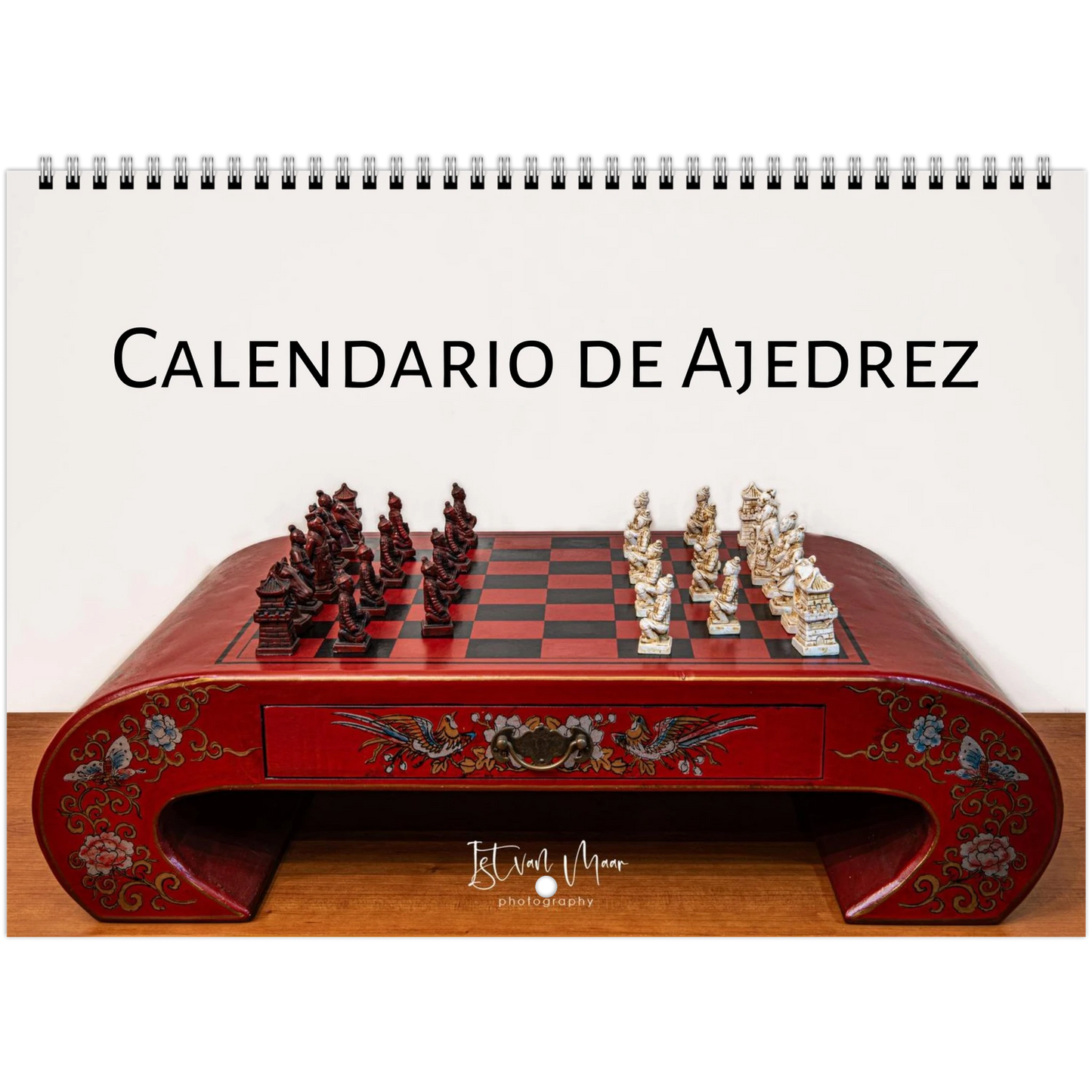 Calendario de Ajedrez 2027 por Istvan Maar Photography — juego de ajedrez chino lacado sobre mesa roja ornamentada