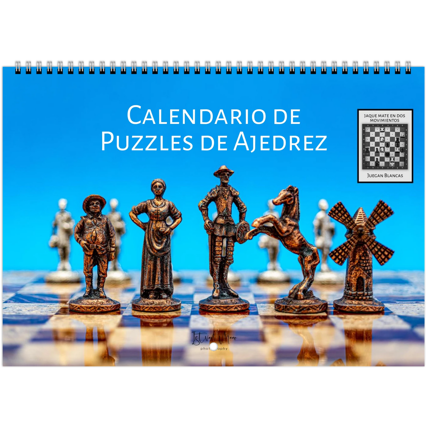 A spiral-bound wall calendar titled 'CALENDARIO DE PUZZLES DE AJEDREZ' featuring chess-themed artwork with bronze-colored chess pieces on a checkered board against a bright blue background.