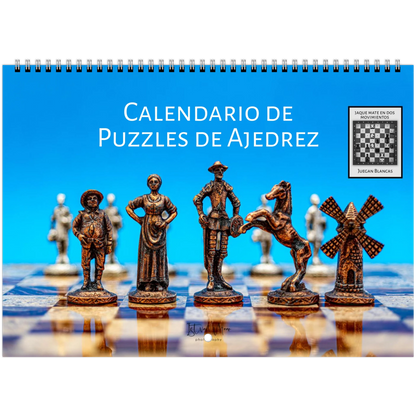 A spiral-bound wall calendar titled 'CALENDARIO DE PUZZLES DE AJEDREZ' featuring chess-themed artwork with bronze-colored chess pieces on a checkered board against a bright blue background.