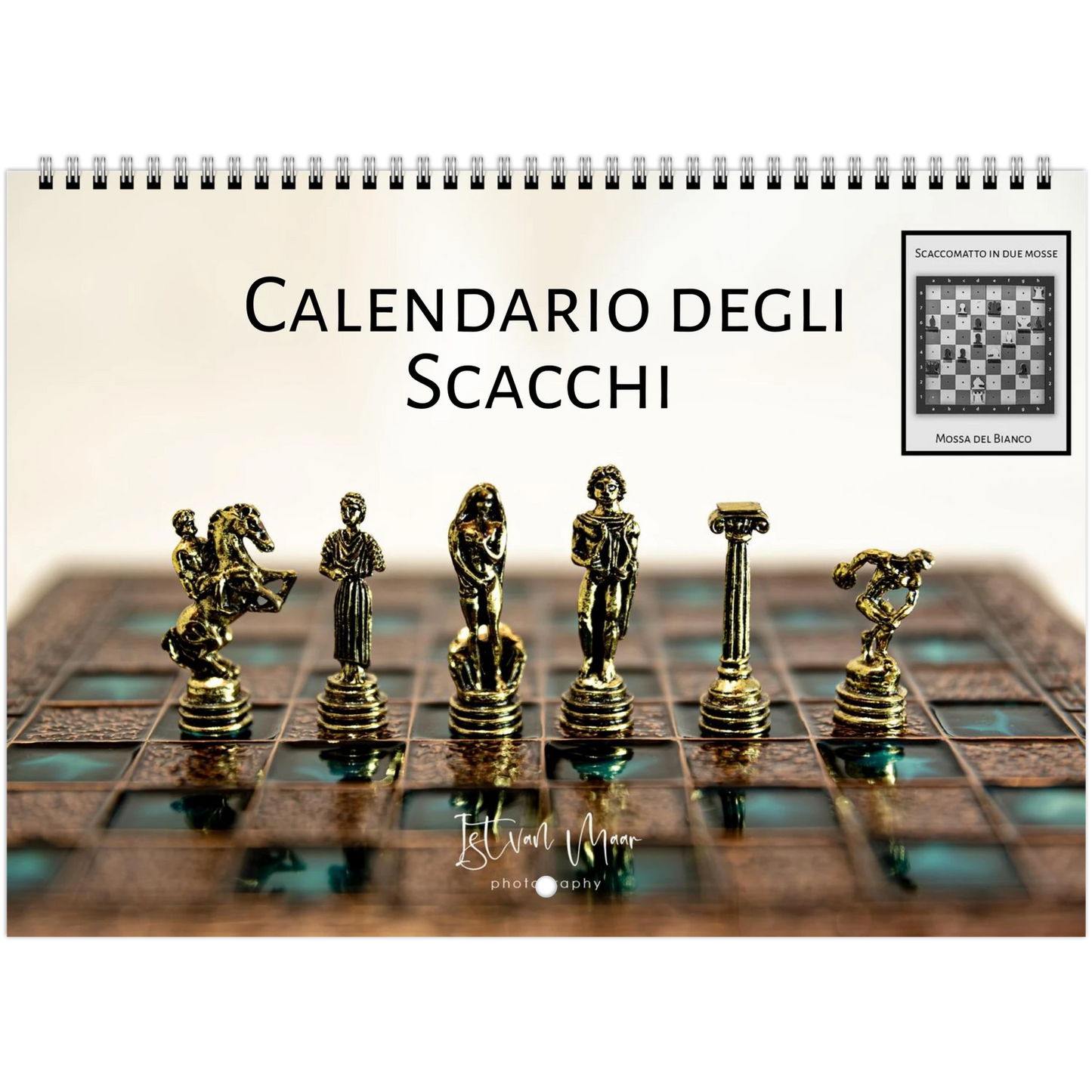A spiral-bound desk calendar titled 'CALENDARIO DEGLI SCACCHI' with a chessboard scene and metallic gold chess pieces across the lower half. A small inset shows a chessboard pattern labeled 'MOVA DEL BANCIO'.