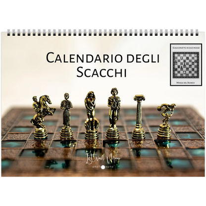 A spiral-bound desk calendar titled 'CALENDARIO DEGLI SCACCHI' with a chessboard scene and metallic gold chess pieces across the lower half. A small inset shows a chessboard pattern labeled 'MOVA DEL BANCIO'.