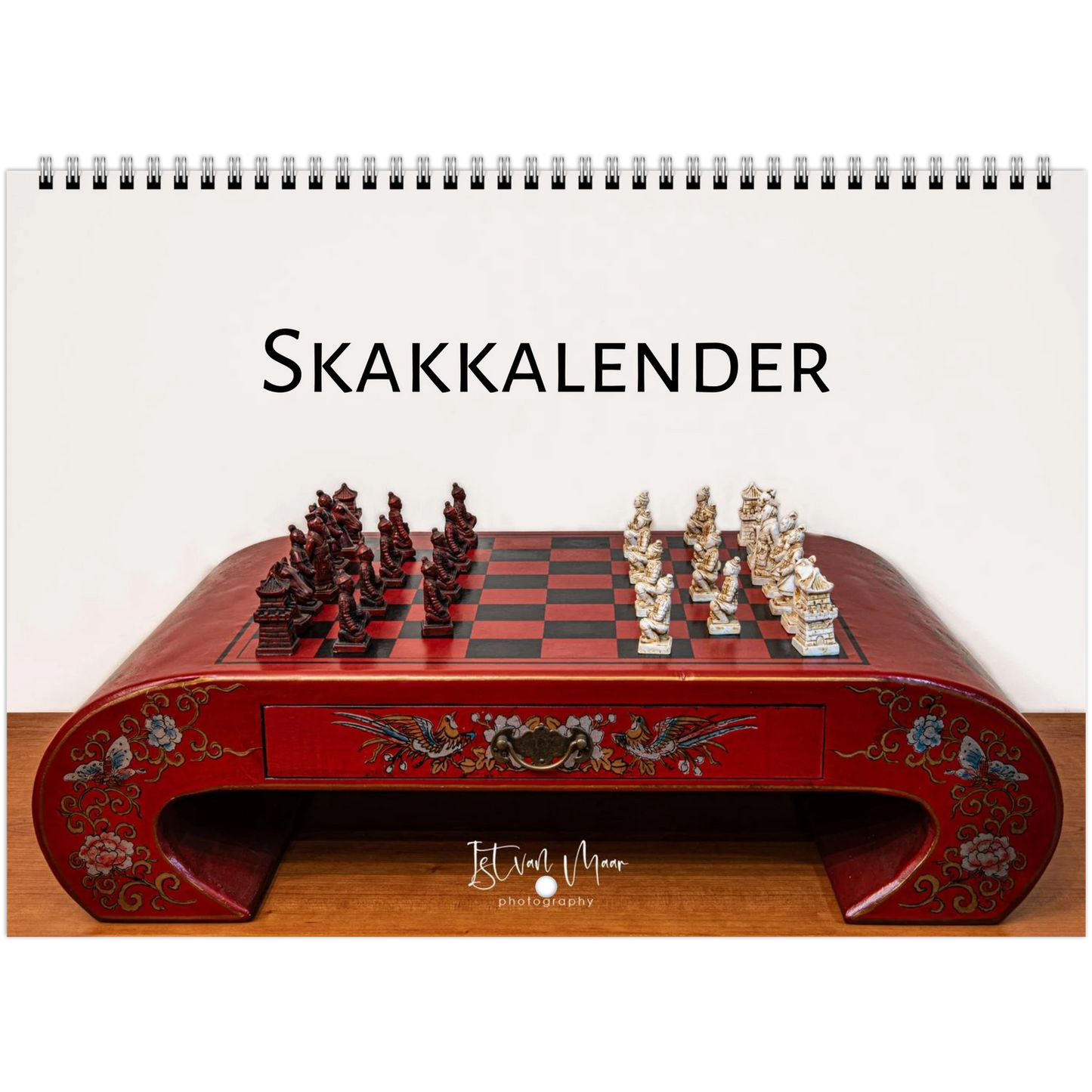 Skakkalender 2027 af Istvan Maar Photography — kinesisk lakeret skakspil på et rødt ornamenteret bord