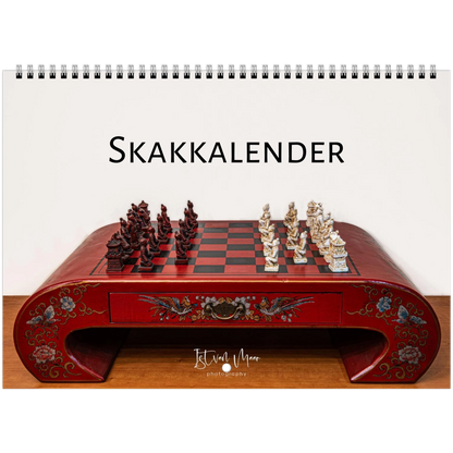 Skakkalender 2027 af Istvan Maar Photography — kinesisk lakeret skakspil på et rødt ornamenteret bord